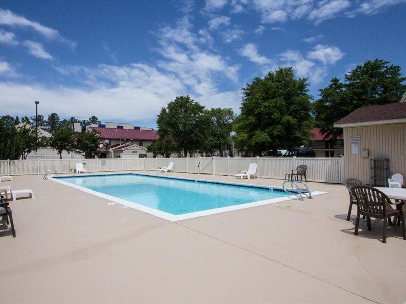 Red Roof Inn & Suites Newport News Exterior photo