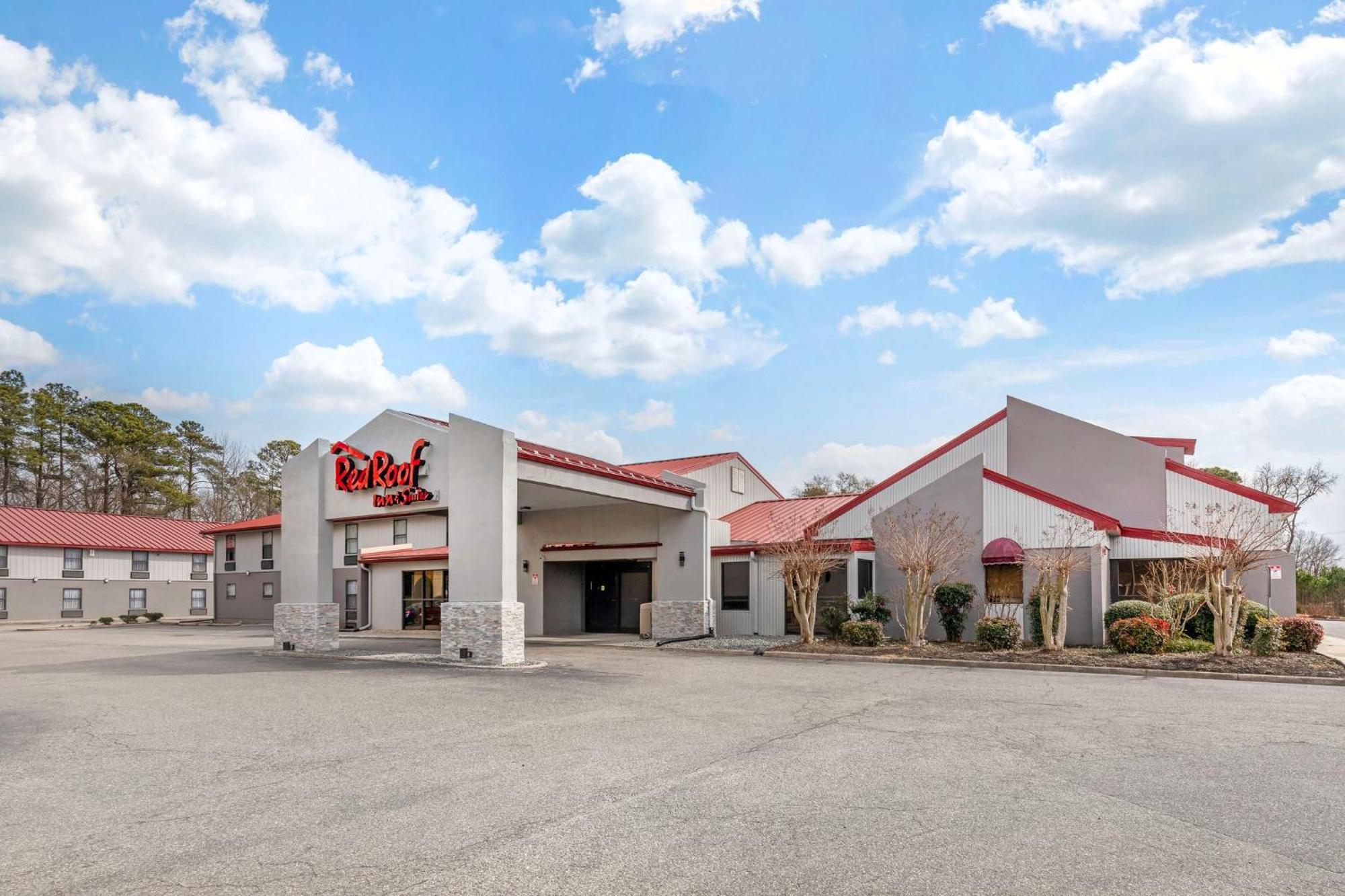 Red Roof Inn & Suites Newport News Exterior photo