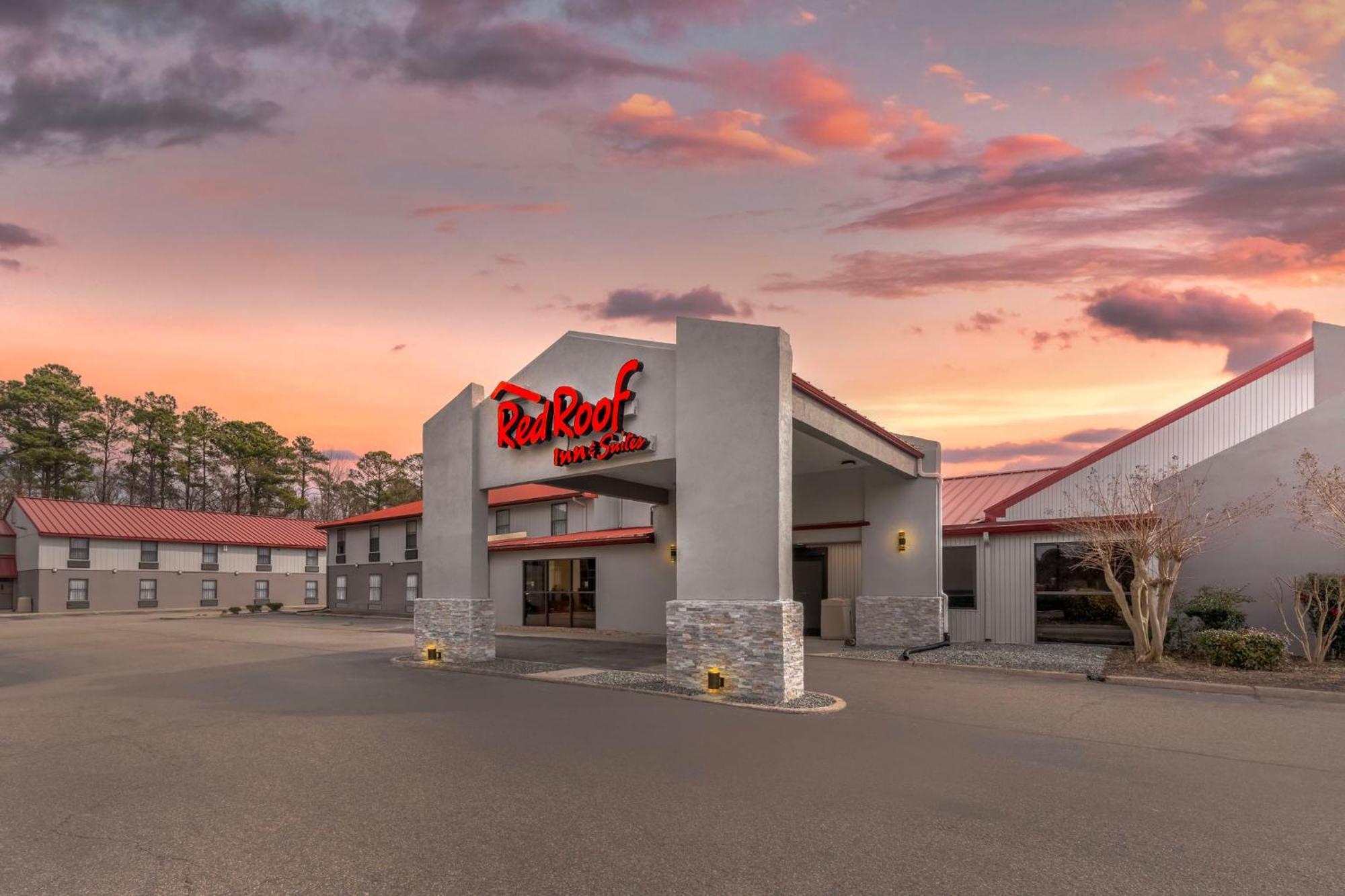 Red Roof Inn & Suites Newport News Exterior photo